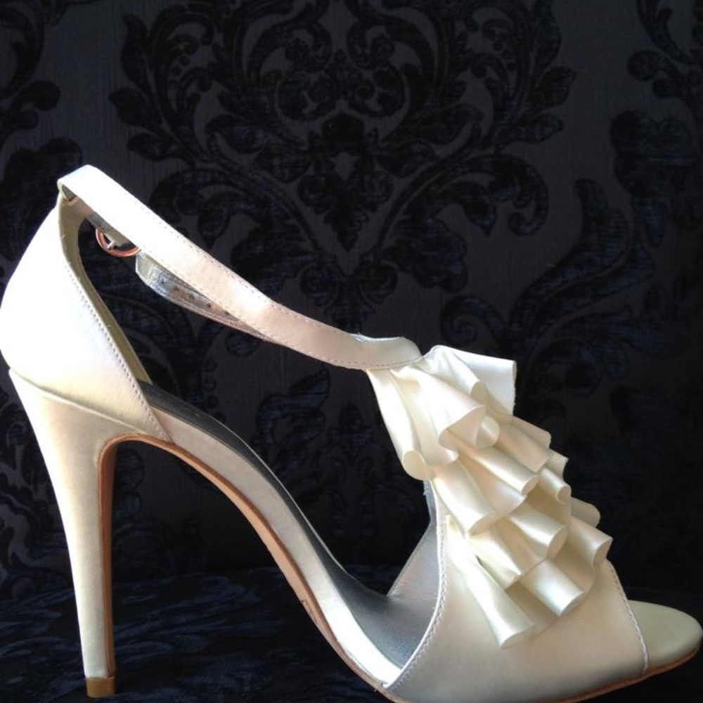 BOURNE (ENGLAND) - IVORY SATIN HEEL